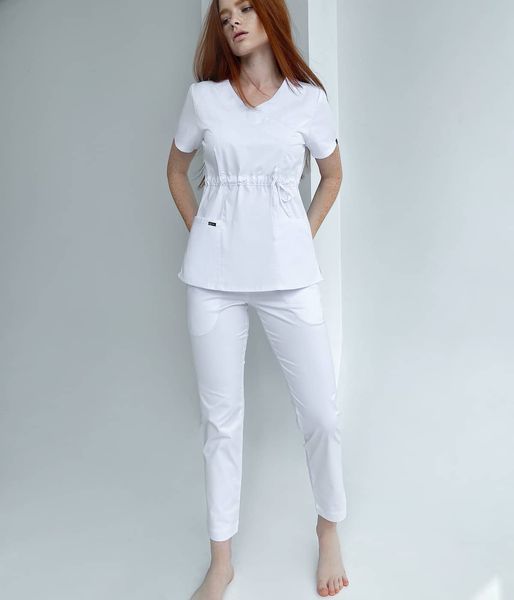 Жіночий медичний костюм Мікато білий зі штанами Чинос 53064 фото